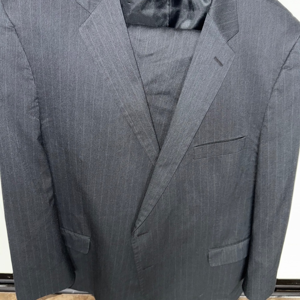 Gray Suit with Notched Lapels and High-Quality Wool